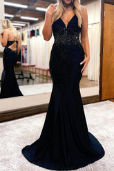 Vestido de fiesta de satén con cuentas y tirantes finos estilo sirena