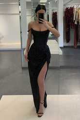 Robe de bal longue fourreau à sequins, épaules dénudées et fente sur le devant