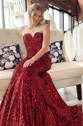 Robe de bal longue sirène bordeaux à sequins et décolleté cœur, avec traîne.