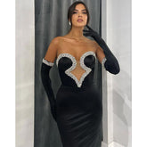 Robe de soirée fourreau sans bretelles en satin perlé à plis et manches longues