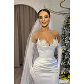 Robe de bal longue blanche en satin plissé et perles, sans bretelles