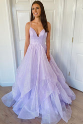 Robe de bal lilas à fines bretelles pailletées