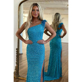 Robe de bal fourreau asymétrique à plumes et fente latérale scintillante