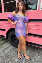Vestido corto de fiesta ajustado de lentejuelas moradas con escote corazón y mangas cortas