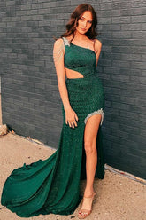 Vestido largo de sirena verde cazador con un solo hombro, bordado con cuentas y abertura.