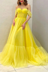 Robe de bal jaune corset à épaules dénudées, coupe trapèze