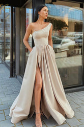 Robe de bal longue champagne asymétrique à une épaule avec fente, coupe trapèze.