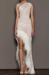 Robes de soirée sexy à ourlet asymétrique en résille orné de plumes et épaules dénudées