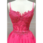 Robe de bal longue trapèze à bretelles spaghetti et appliques en dentelle