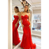 Vestido de fiesta largo de tul con apliques de encaje y escote corazón sin tirantes