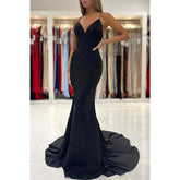 Robe de bal longue noire à bretelles spaghetti