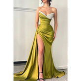 Robe de bal longue en satin plissé à col en V et fente