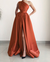 Robe de soirée asymétrique en satin fendue Y5494