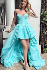 Lindo vestido de gala con escote corazón, de satén, con corte asimétrico.