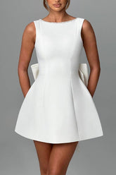 Vestido corto ajustado con lazo grande y elegante adornado con perlas