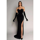 Robe de bal bustier en satin perlé à plis et manches longues avec fente