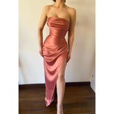 Vestido largo de noche de fiesta, sin tirantes, sin mangas, de satén fruncido, corte tubo, con abertura