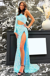 Robe de bal longue fourreau asymétrique bleue à sequins et découpe.