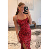 Vestido de fiesta largo burdeos con lentejuelas y tirantes cruzados en corte trompeta/sirena