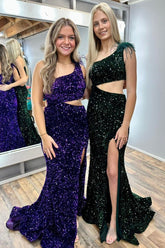 Vestido largo de sirena con lentejuelas, plumas y un solo hombro, con abertura.