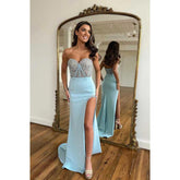 Vestido de noche largo con escote corazón, sin tirantes, con cuentas y abertura