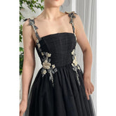 Vestido de noche de fiesta con apliques florales y tirantes finos de tul en forma de A