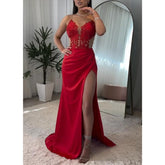 Robe de soirée à bretelles spaghetti et décolleté en V avec fente latérale