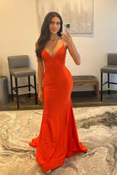 Robe de bal longue orange à fines bretelles et dos croisé
