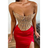 Robe de soirée bustier ajustée à appliques perlées avec fente latérale