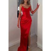 Robe de soirée ajustée sans bretelles à plis et fente latérale