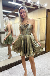 Vestido corto de fiesta dorado metálico con tirantes finos y pliegues, corte en A.