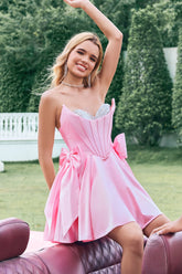 Lindo vestido rosa de corte A sin tirantes con corsé de cuentas, volantes y lazos para fiesta de bienvenida