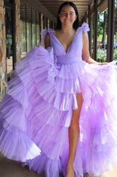 Robe de bal longue princesse en tulle lilas à bretelles ajustables et fente, ornée de volants.
