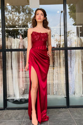 Robe de bal longue sirène bustier en satin bordeaux froncé avec appliques