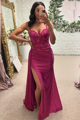 Robe de bal longue sirène en satin à bretelles spaghetti et corset ornée d'appliques