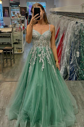 Vestido de fiesta largo de tul color salvia con tirantes finos, corte en A y corsé, con apliques.