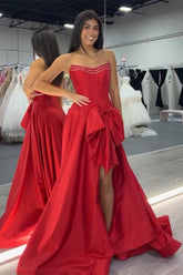 Robe de bal longue bustier tendance en satin, coupe trapèze, avec nœud.