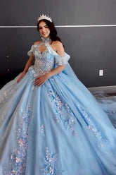 Vestido de quinceañera de tul con escote corazón, apliques y pedrería