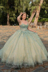 Vestido de quinceañera tipo corsé con tirantes finos de tul color verde salvia empolvado con apliques