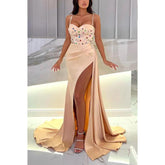 Robe de soirée fourreau en satin froncé à bretelles spaghetti et perles