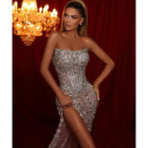 Vestido largo de fiesta formal sin tirantes con abertura y cuentas