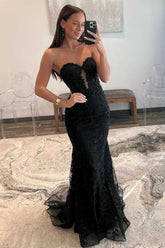 Precioso vestido de fiesta negro de sirena con escote corazón y corsé con apliques