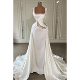 Robe de bal de fin d'année fourreau à bretelles carrées et froncée avec perles