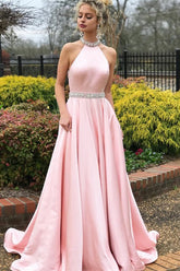 Robe de bal longue rose sans manches à col halter ornée de cristaux