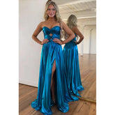 Vestido de fiesta sencillo e informal, sin mangas, fruncido, con abertura lateral y hombros descubiertos