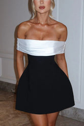 Minivestido sexy con hombros descubiertos y lazo en contraste
