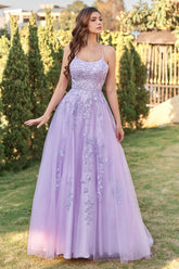 Robe de bal en tulle violet avec appliques