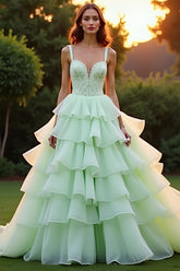 Vestido de gala largo verde con volantes y capas
