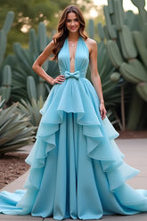 Vestido largo de gala azul con cuello halter y volantes