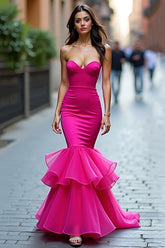 Vestido largo de fiesta fucsia sin tirantes de satén con volantes
